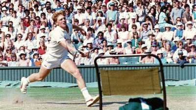 El ex tenista alemán Boris Becker con sus zapatillas Puma en Wimbledon en julio de 1985.