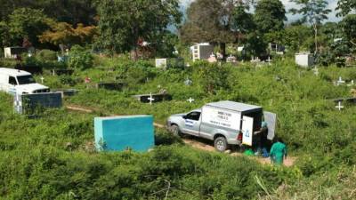 Los cadáveres fueron enterrados esta mañana.