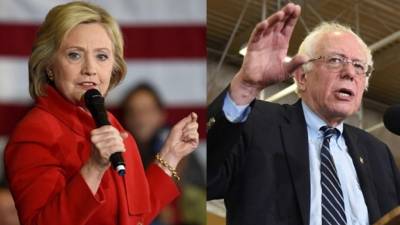 La candidata demócrata Hillary Clinton, al lado Bernie Sanders.