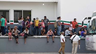 Algunos migrantes quedaron en las instalaciones de migración.
