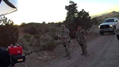 Los hombres grabaron el momento cuando fueron interceptados por militares.