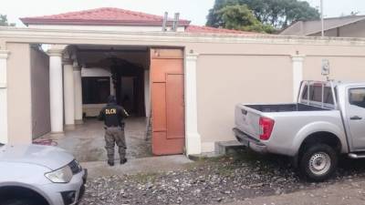 La Dirección de Lucha Contra el Narcotráfico realizando uno de los allanamientos.