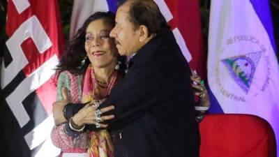 El presidente Daniel Ortega abraza a su esposa, y ahora vicepresidenta de Nicaragua, Rosario Murillo. Foto: AFP/Inti Ocón