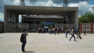 Estudiantes ingresan a la Ciudad Universitaria en Tegucigalpa. Foto de archivo La Prensa.