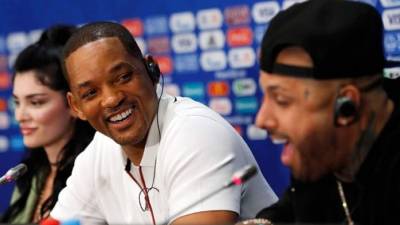 Nicky Jam (d), Will Smith y Era Istrefi en la conferencia de prensa previo a la final del Mundial Rusia 2018. Foto EFE.