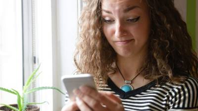 El hombre le ha bajado la luna y las estrellas y la jovencita no sabe qué hacer. Foto Istock