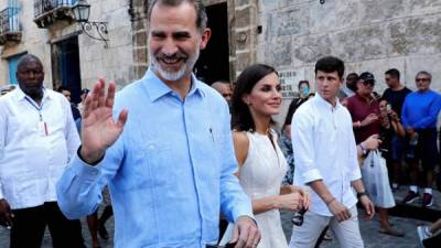 Los reyes Felipe VI y Letizia de España pasean por la 'Habana Vieja' en su visita de tres días a Cuba, que coincide con el 500 aniversario de la fundación de La Habana. EFE/Juan Carlos Hidalgo