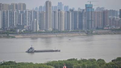 Una vista general de Wuhan, la provincia central de Hubei de China el 28 de marzo de 2020, después de que las restricciones de viaje a la ciudad se suavizaron después de dos meses de cierre debido al brote de coronavirus COVID-19.