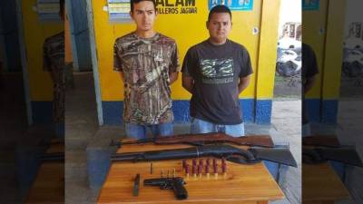 Les decomisaron una pistola de uso policial.