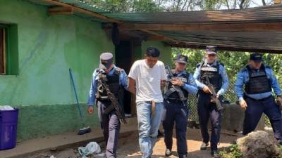 Momento en que los agentes trasladaban al hombre a la patrulla para llevarlo a la Fiscalía de turno.