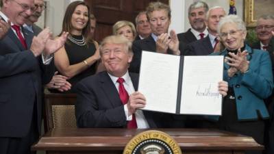 Donald Trump, tras firmar en Washington una orden ejecutiva diseñada para ajustar el Obamacare. EFE/Archivo