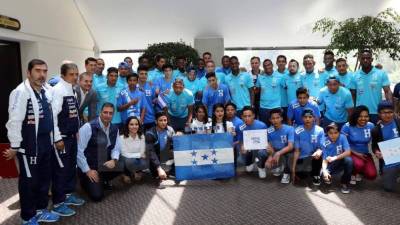 La Selección de Honduras tuvo una visita especial en el hotel de concentración en el Distrito Federal. Foto Ronald Aceituno/Enviado Especial