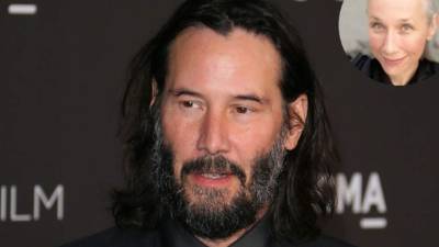 Después de décadas de aparente soltería, el guapo Reeves parece haber encontrado nuevamente el amor en una artista, al menos eso dio a entender al mostrarse cariñoso con esta mientras desfilaban por la alfombra de la Gala LACMA Art + Film.