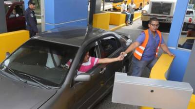 Personal de salud recibe la dosis de la vacuna contra la COVID-19, hoy en el Hospital de la Mujer, en la ciudad de Culiacán en el estado de Sinaloa (México). EFE/Juan Carlos Cruz