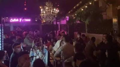 Capturas de pantalla del video de una fiesta en una discoteca que se hizo viral.
