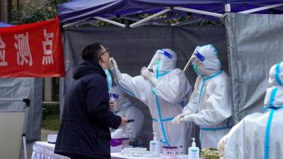 Un residente se somete a una prueba de ácido nucleico para el coronavirus en Xi’an, en la provincia norteña de Shaanxi, en China.