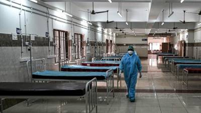Un personal médico ingresa a una sala de aislamiento preparada para pacientes con coronavirus en un hospital gubernamental.