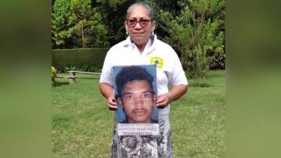 Doña Mary Martínez muestra la fotografía de su hijo desaparecido desde 2013.