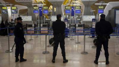 Oficiales de policía vigilan una terminal en el aeropuerto de Madrid.