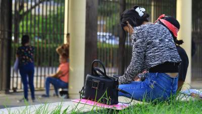 A diario, hondureños se colocan afuera de los portones de las maquilas esperando una oportunidad laboral.