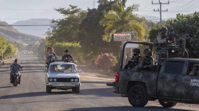Miembros del Ejército Mexicano ingresaron a Aguililla, que permanecía bajo el control de grupos del crimen organizado, desmantelaron barricadas, repararon carreteras y establecieron retenes.