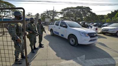 Soldados montan guardia afuera de la prisión Guayas.