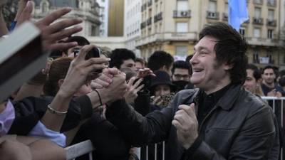 El economista ultraliberal y antisistema argentino Javier Milei, candidato a diputado por el partido Avanza Libertad, saluda a sus simpatizantes después de dar una clase abierta de economía en la plaza San Martín.
