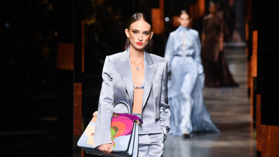 Con la música de Diana Ross y la banda Chic, las modelos que desfilaban rendían homenaje al espíritu de Grace Jones, Jerry Hall o Bianca Jagger.