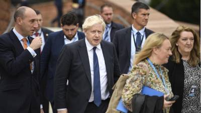 El primer ministro británico, Boris Johnson, camina fuera del centro de convenciones de Manchester Central.