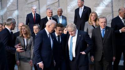 El presidente de los Estados Unidos, Joe Biden, habla con el presidente de Francia, Emmanuel Macron, y el primer ministro de Gran Bretaña, Boris Johnson, antes de Lla cumbre extraordinaria en la sede de la OTAN en Bruselas.
