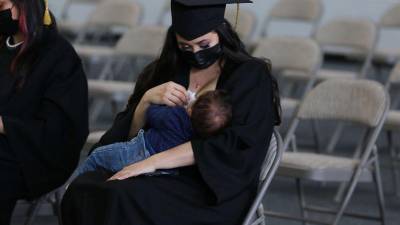 Muchas mujeres sacan adelante a sus hijos mientras trabajan y cursan sus estudios universitarios.