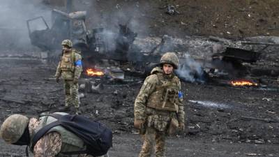 Soldados ucranianos inspeccionan una área afectada por los rusos.