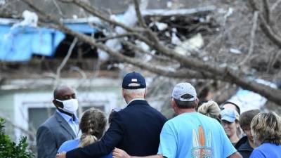 El presidente de los Estados Unidos, Joe Biden, abraza a los residentes mientras recorre los daños causados por la tormenta en Dawson Springs, Kentucky.