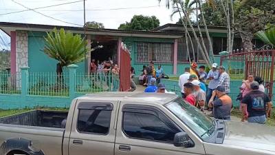 Los cuerpos de las víctimas fueron trasladados por parientes para su velatorio.