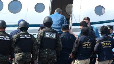 Fotografía muestra el momento en que fue extraditado el expresidente de Honduras, Juan Orlando Hernández, en abril de 2022.