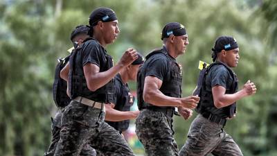 Soldados hondureños participaron ayer, en la competencia militar Fuerzas Comando 2022, en una unidad militar del sureste de Tegucigalpa (Honduras). EFE/Gustavo Amador