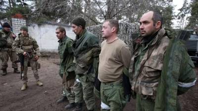 Soldados rusos capturados por el Ejército de Ucrania fueron presentados ante la prensa.