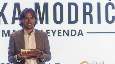 Luka Modric posa para los fotógrafos tras recibir el Premio MARCA Leyenda.