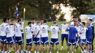 Del once inicial contra Holanda, solamente se han confirmado Lionel Messi y Gonzalo Higuaín en la delantera.