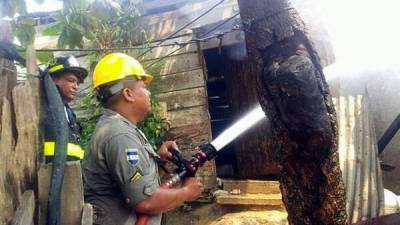Los Bomberos de San Pedro Sula están trabajando fuerte para apagar las llamas en la colonia Luis García Bustamante.