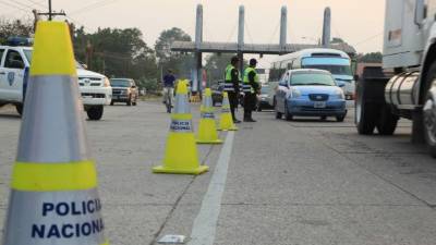 Agentes de Tránsito en un operativo de rutina en el bulevar del norte de San Pedro Sula.