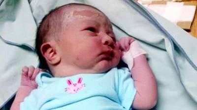 El recién nacido está bajo el cuidado del personal médico de pediatría del Hospital de Área de Puerto Cortés.