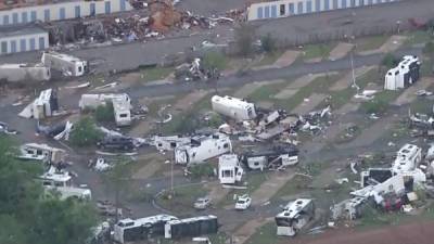 Los potentes tornados que impactaron en Oklahoma dejaron varias casas destruidas en la ciudad de Newcastle.