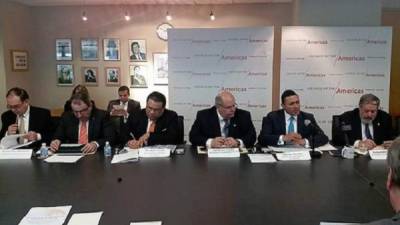 El canciller hondureño Arturo Corrales junto a sus pares de Guatemala y El Salvador, entregaron un borrador del plan Alianza al Departamento de Estado.