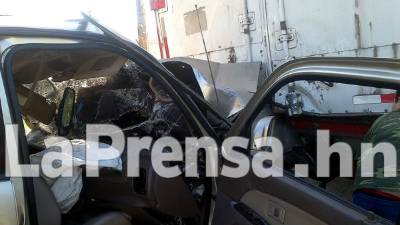 Testigos del accidente pensaron que la persona que conducía la camioneta estaba muerta por el fuerte encontronazo.
