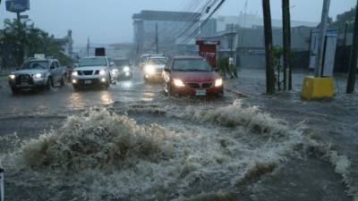 En la avenida Circunvalación las aguas desbordaron la capacidad de las alcantarillas y las tapas fueron removidas por la presión.