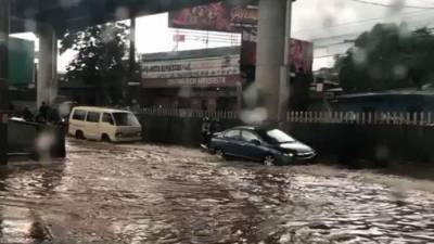 Calles anegadas en sector aledaño a Camosa en Comayagüela.