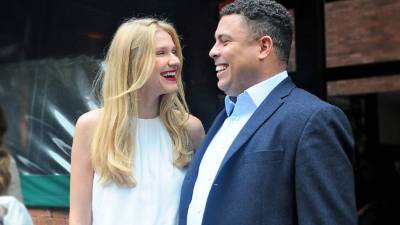 El exdelantero brasileño Ronaldo Nazario está saliendo con la joven Celina Locks.