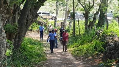 Una mujer fue encontrada decapitada este miércoles a orillas del río Cececapa en El Junquillo, Santa Bárbara. El cuerpo de la mujer que no ha sido identificado estaba boca abajo, desnudo y decapitada con rastros de sangre en el suelo.