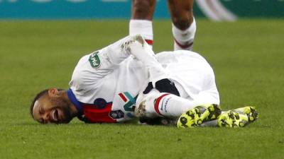 Neymar recibió varias faltas y resultó lesionado en el duelo Caen-PSG. Foto AFP